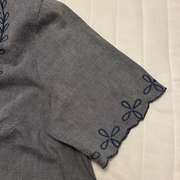 Old Navy Embroidered Gray Chambray Round Neck Top Blouse Size L - Picture 3 of 11